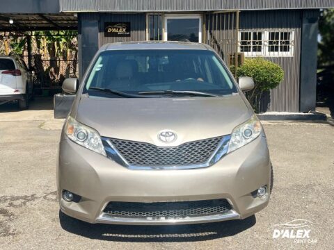 TOYOTA SIENNA XLE 4x4 2015