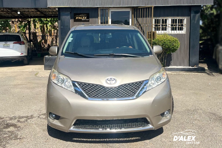 TOYOTA SIENNA XLE 4x4 2015